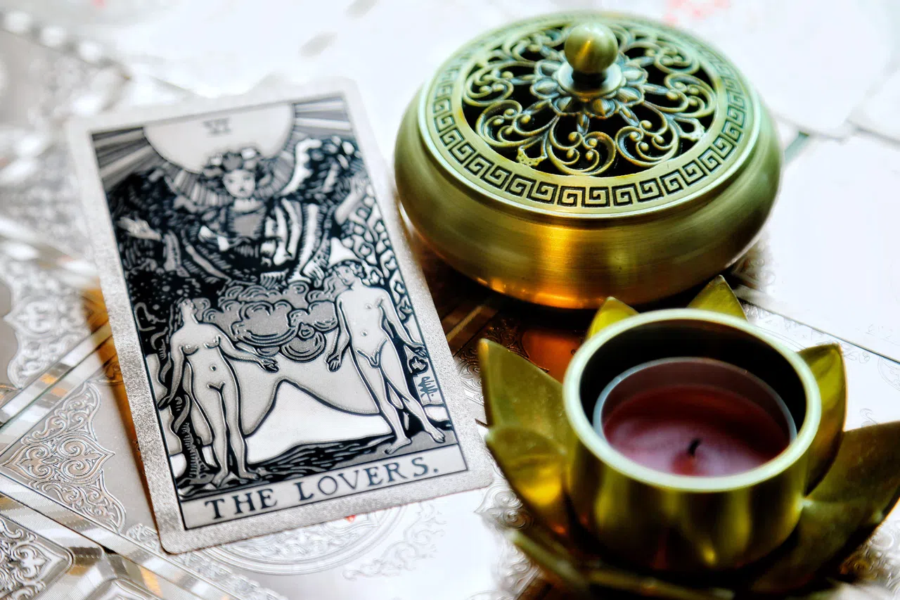 蛇盘踞在夏娃身旁的苹果树上，象征“知识结合”，同时带有诱惑与欲望的意味。（刘欣怡摄）