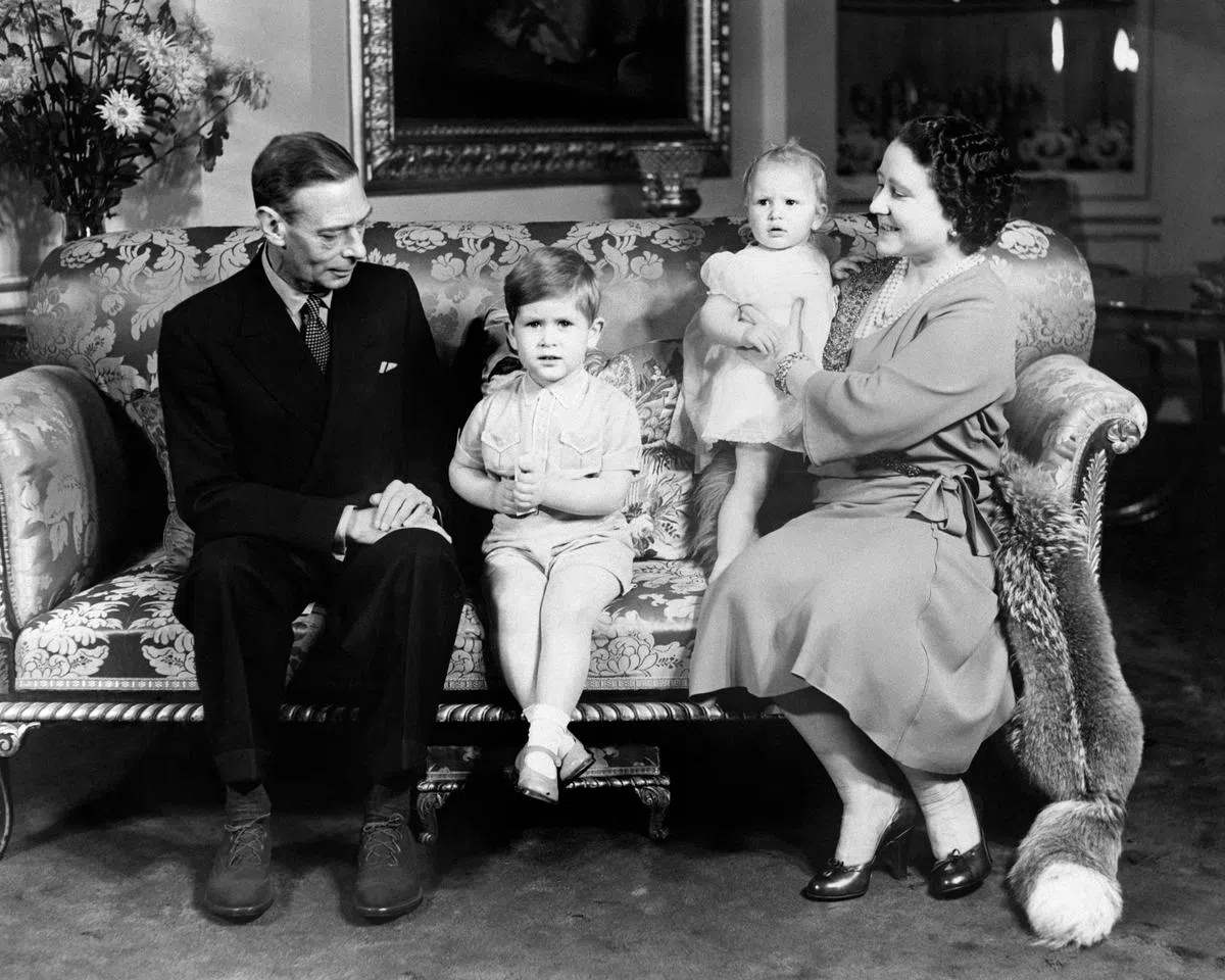 曾为英国王室服务的前管家“爆料”，指查尔斯国王自小娇生惯养，很多事得靠仆人代劳。图为查尔斯幼时与妹妹安妮公主到白金汉宫探望祖父母乔治六世国王与伊丽莎白王后。（PA／路透社）