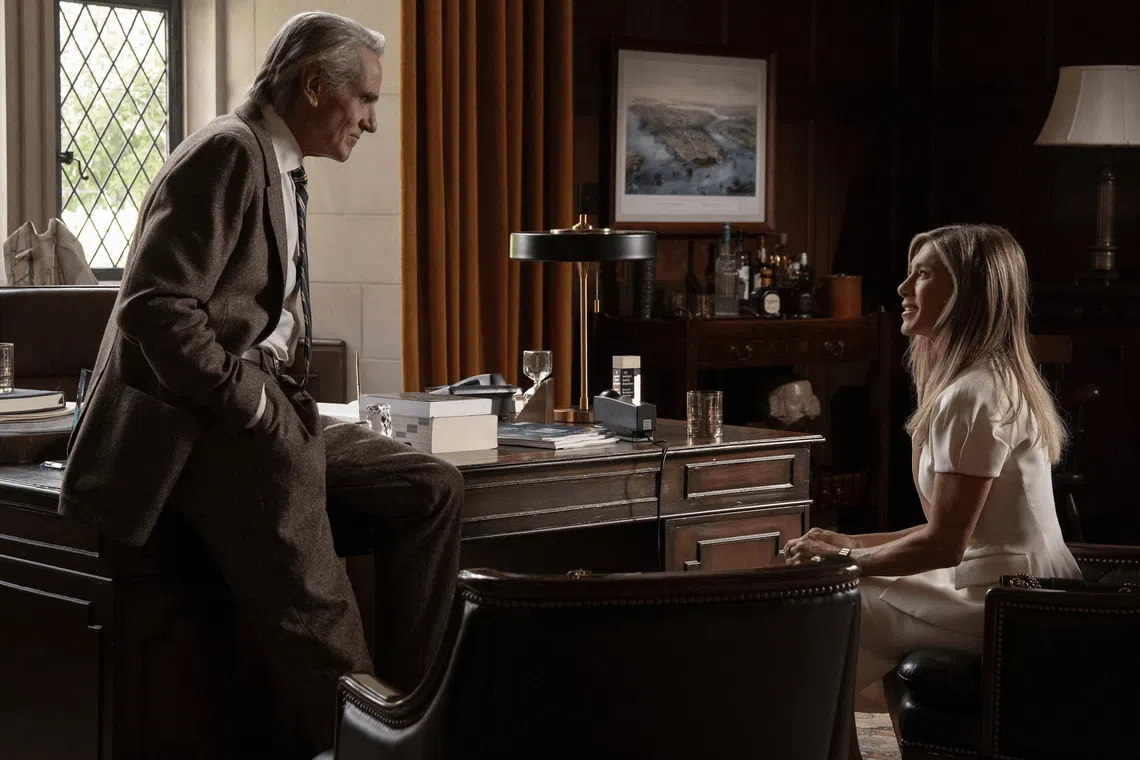 Jeremy Irons（左）和Jennifer Aniston在剧中扮演感情出现隔阂的父女。（互联网）