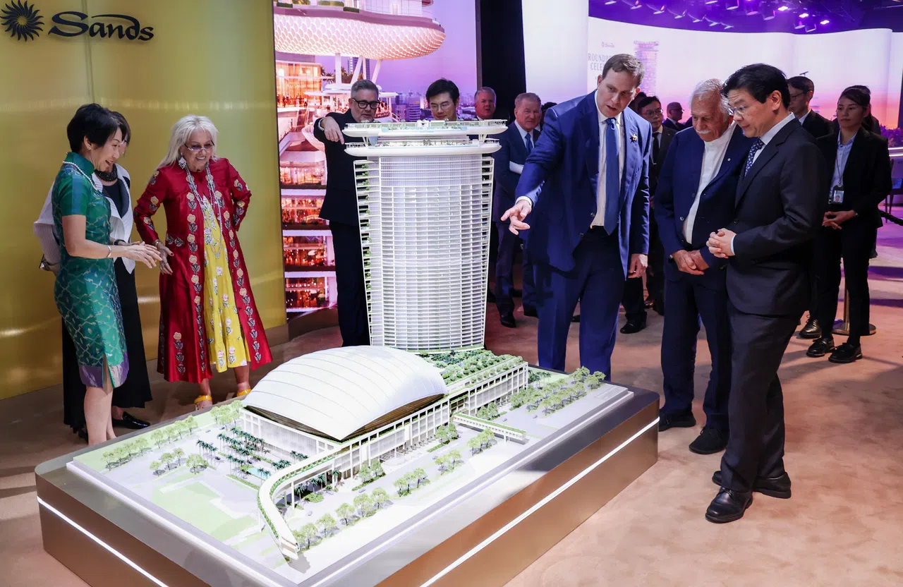 黄循财总理（右一）和主管贸易关系的永续发展与环境部长傅海燕（左一），向拉斯维加斯金沙集团联合创办人玛丽安·爱德森医生（左三）、集团总裁兼首席运营官帕特里克· 杜蒙特（右三）和建筑师摩西·萨夫迪（右二）了解滨海湾金沙综合度假胜地2的设计理念和计划。（蔡家增摄）