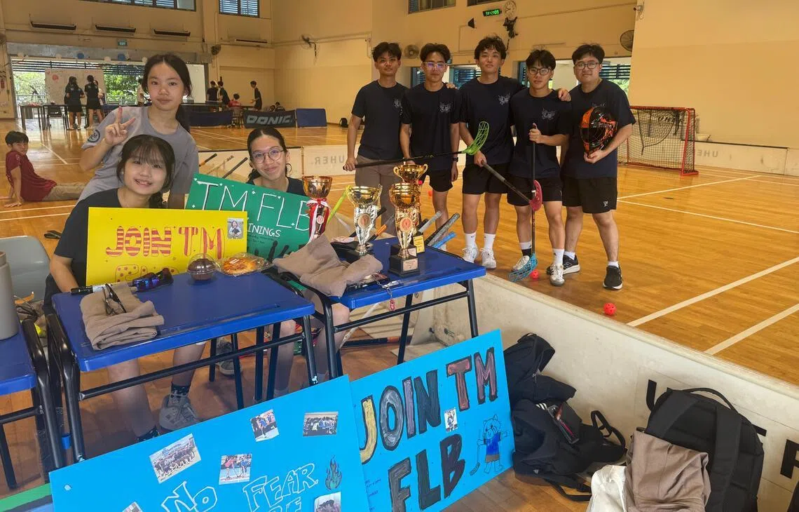 钩球队学生的活动展摊。（淡美初院摄影俱乐部提供）