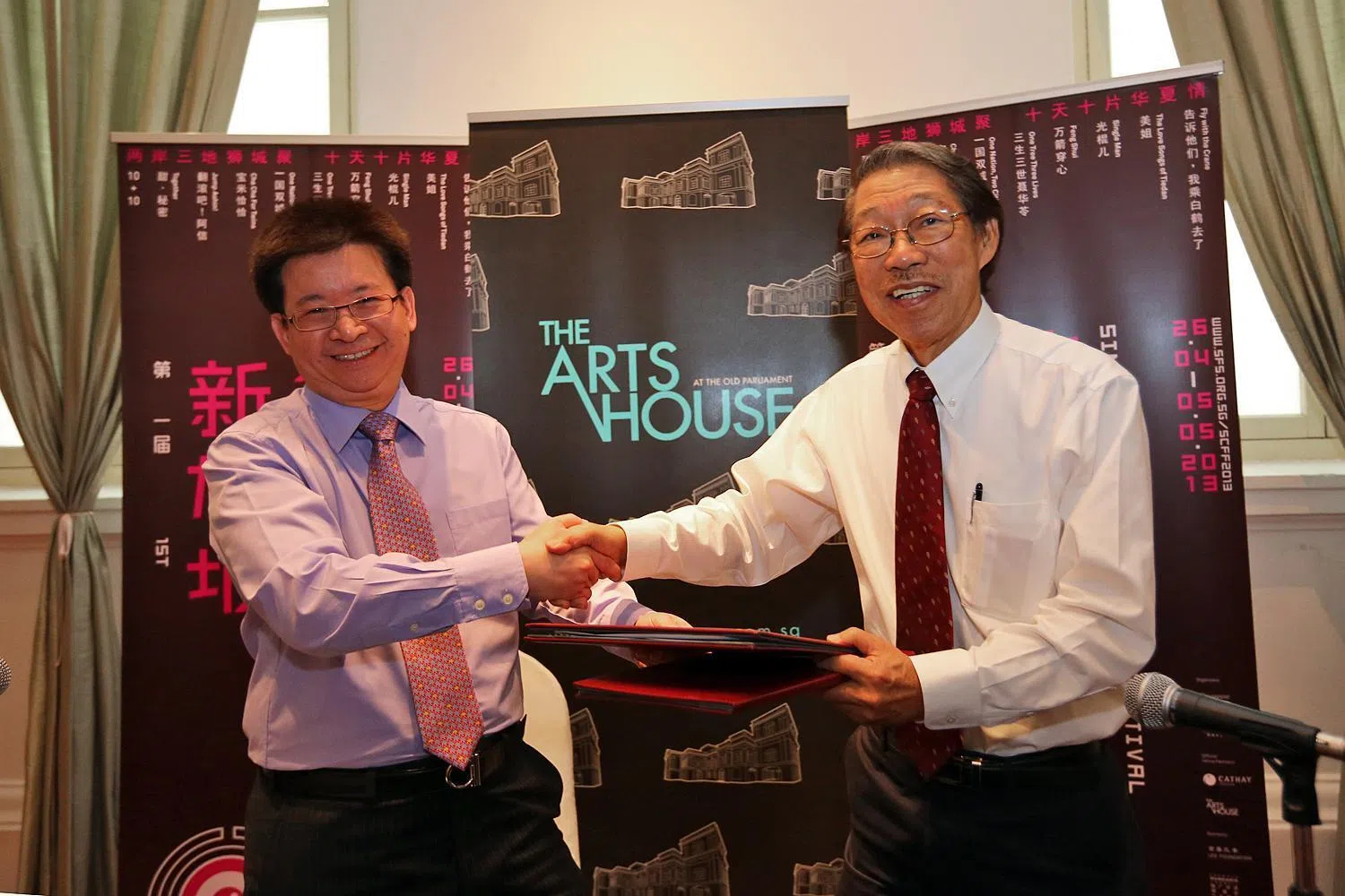 第一届“新加坡华语电影节”2013年4月26日至5月5日举行。新加坡电影协会主席陈继贤（左）与时任新跃大学新跃中华学术中心主任郭振羽签署备忘录，加强双方合作，共同致力于将新加坡华语电影节打造为本地的年度盛事之一。（档案照片）