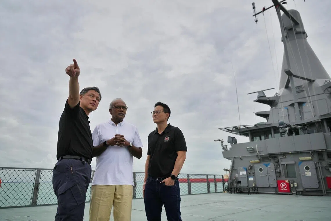 公共服务统筹部长兼国防部长陈振声（左起）、国家安全统筹部长兼内政部长尚穆根，和国防部政务部长朱倍庆，11月28日来到樟宜海军基地，了解新加坡海事危机中心如何组织全政府协作应对海事威胁，并乘坐正义号出海观看实景演习。（谢智扬摄）