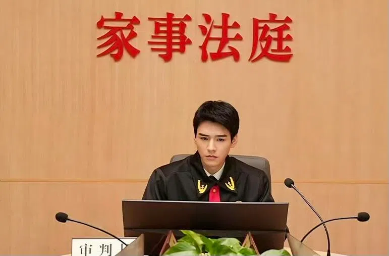 龚俊在《家事法庭》中饰演的法官沈谢秩初期坚持法条至上，习惯以理性与规则做出判断。（取自剧集微博）