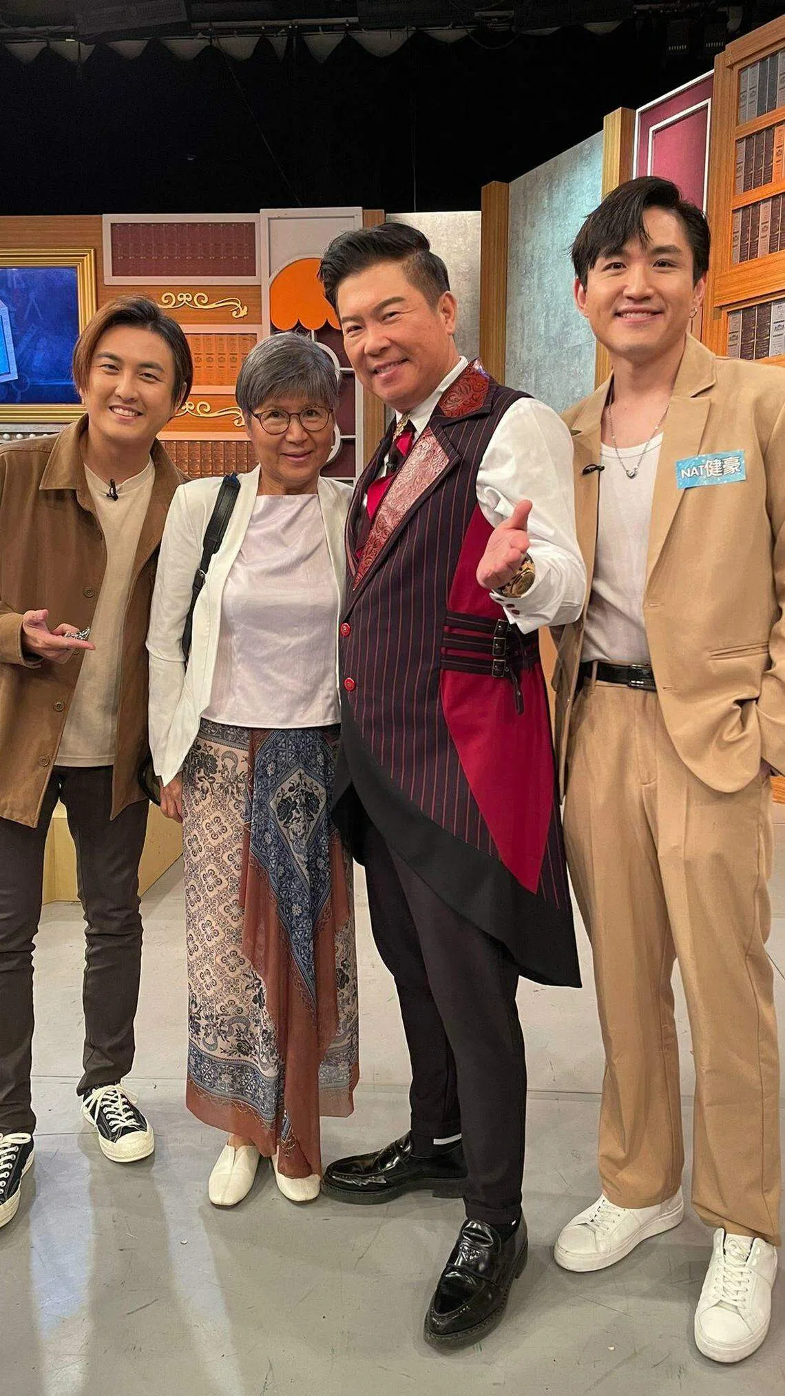 吴健豪（右一）上曾国城（右二）的《全民新攻略》，带着妈妈（右三）开心合影，同乡黄靖伦（左一）也来给他打气。（吴健豪提供）