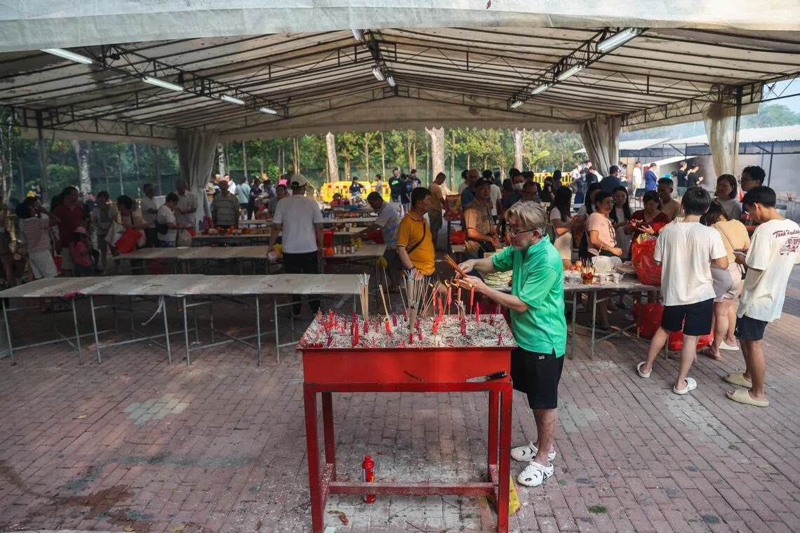 约早上9时，蔡厝港骨灰瓮安置所出现祭拜祖先的人潮，人流逐渐增加，但整体秩序良好，公众在安排下有序进行祭拜活动。（白艳琳摄）