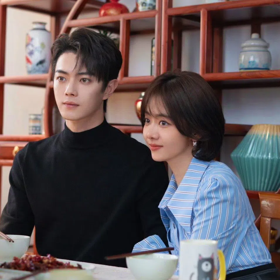 许凯（左）在《你比星光美丽》饰演的科技公司总裁韩廷暗恋北漂女孩纪星（谭松韵饰）已有十年。（取自剧集微博）