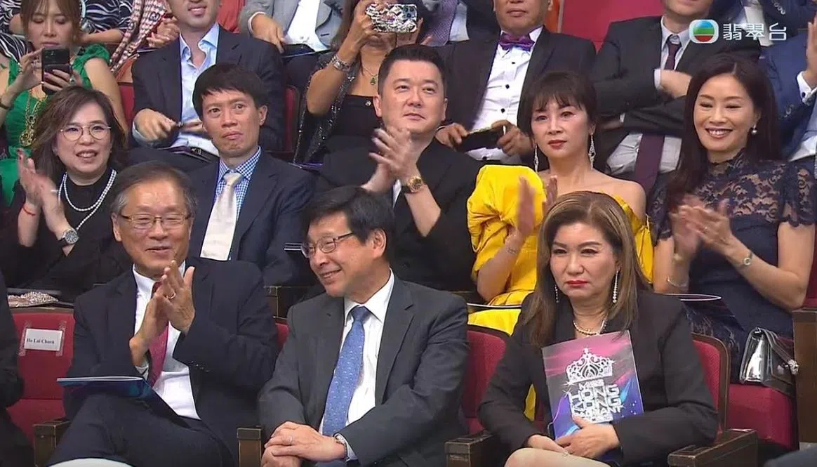 无线高层乐易玲（前排右）在大会宣布赛果后，露出一脸不满的神情。（互联网）