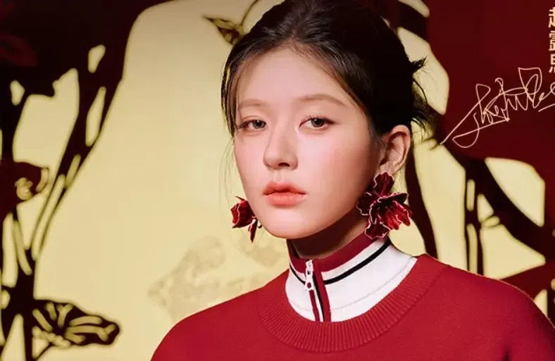 赵露思曾被网民指强行化妆，把自己容貌更贴近一姐女星迪丽热巴。（互联网）