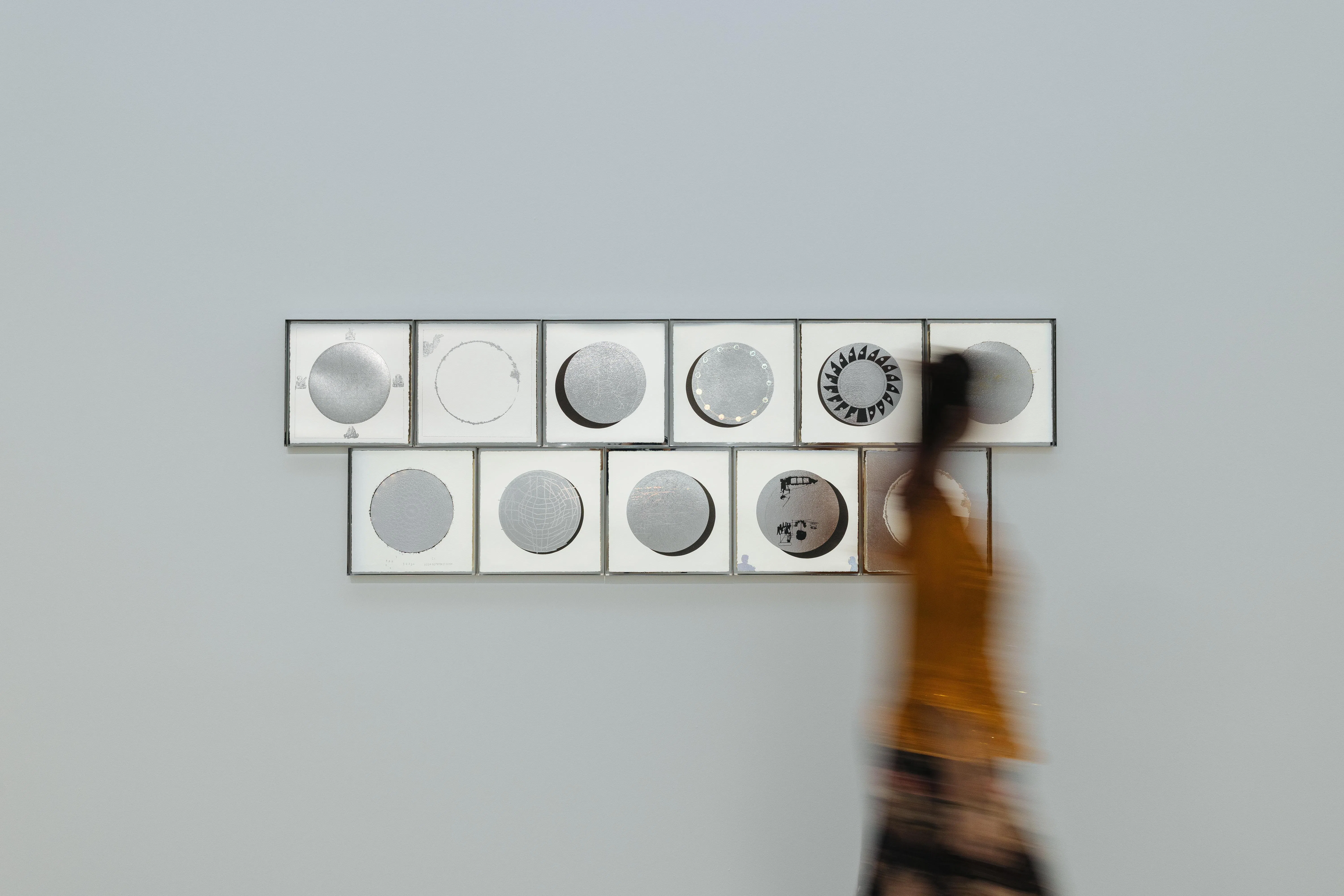 里克力·提拉瓦尼加参与STPI驻留所作版画。（STPI提供）