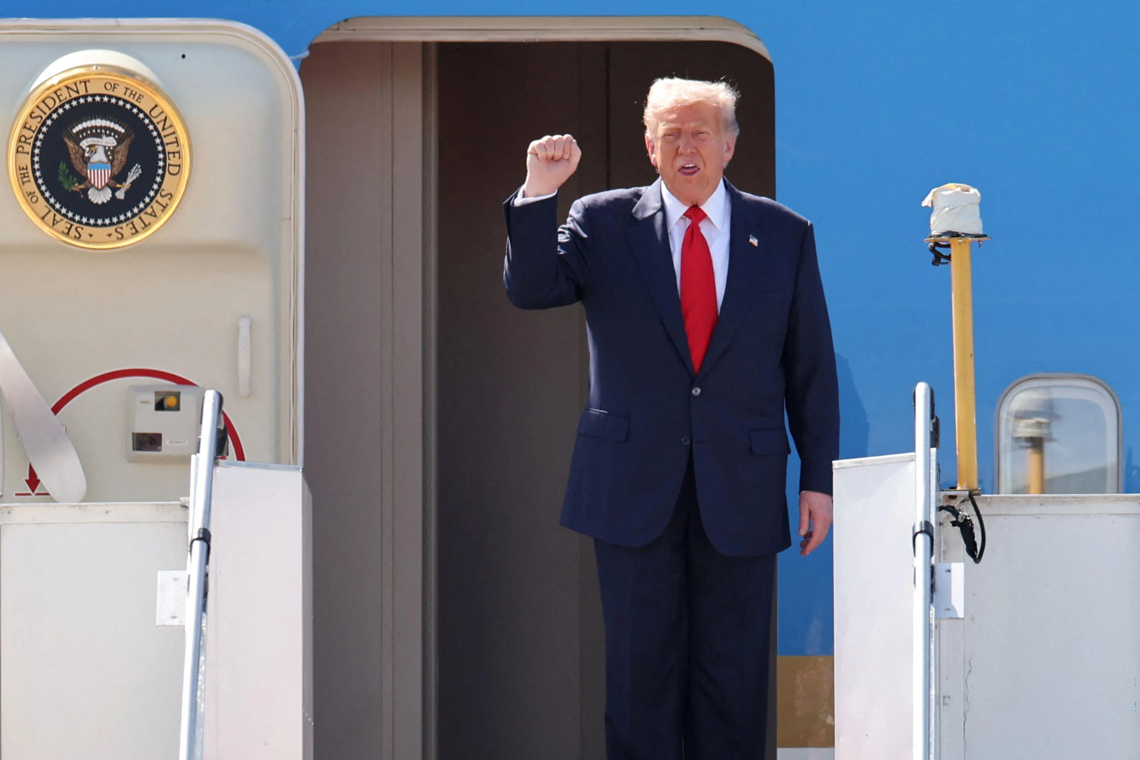 美国总统特朗普专机“空军一号”星期天（10月26日）早上9时54分，抵达马来西亚吉隆坡国际机场。（法新社）