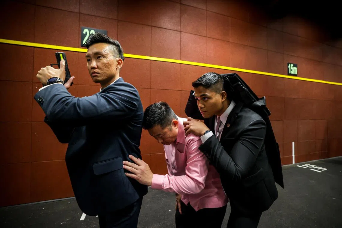 贴身警卫听到爆炸声后反应迅速，掩护“部长”到安全区域。（叶振忠摄）