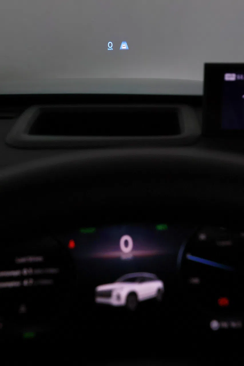 全彩抬头显示器的画面清晰，能将车速、巡航等关键信息投射在挡风玻璃上。（龙国雄摄）