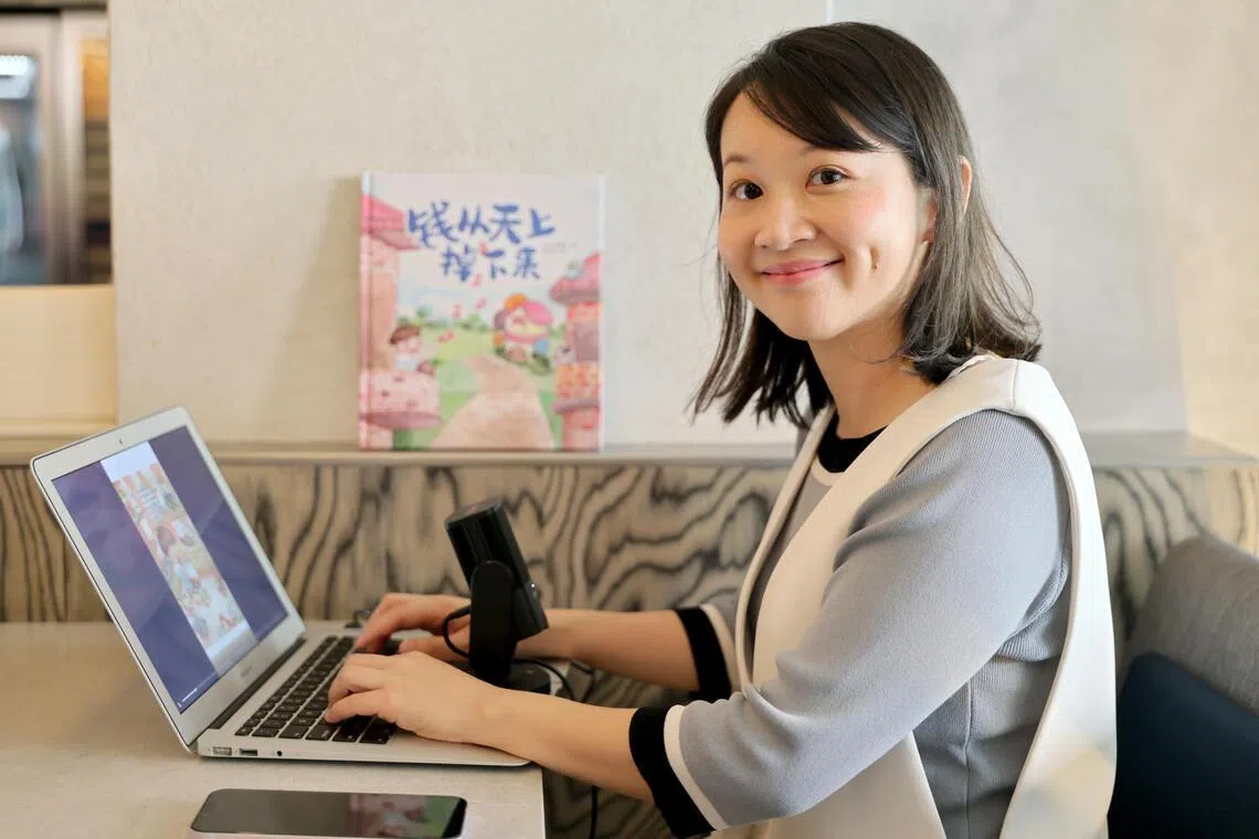 黎嘉宜电台出身，用专业设备录音朗读和制作电子书。（龙国雄摄）