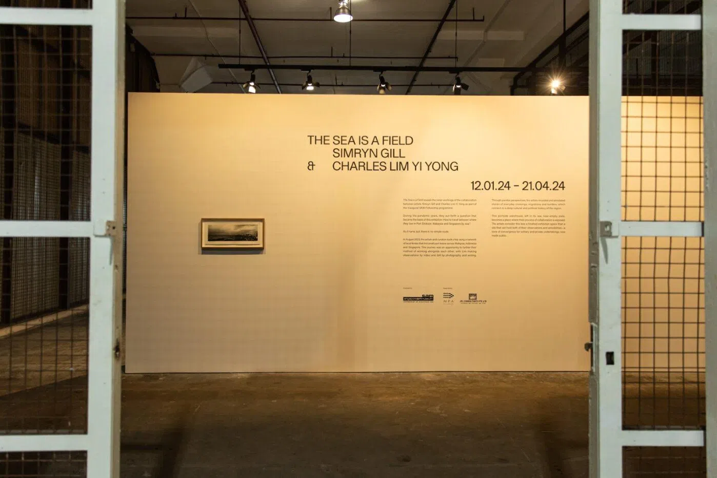 “西蒙瑞·吉尔与林育荣：大海是一片田野”联展在丹戎巴葛分销园第37座码头旁的仓库举办。（新加坡美术馆提供）