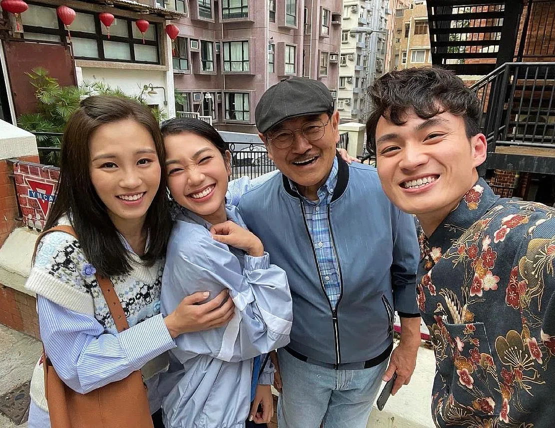 姜丽文（左二）在《爱·回家之开心速递》饰演菲佣Liza，2022年初凭角色捧回“万千星辉颁奖典礼2021”飞跃进步女艺员奖。（取自姜丽文IG）