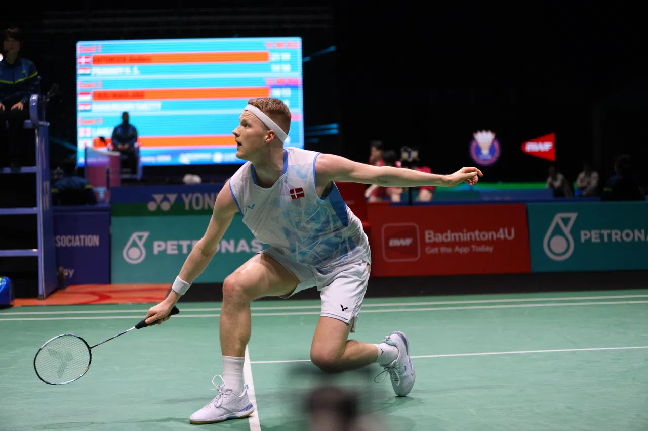 丹麦好手安东森首圈淘汰种子球员普兰诺伊。（陈芷馨摄）