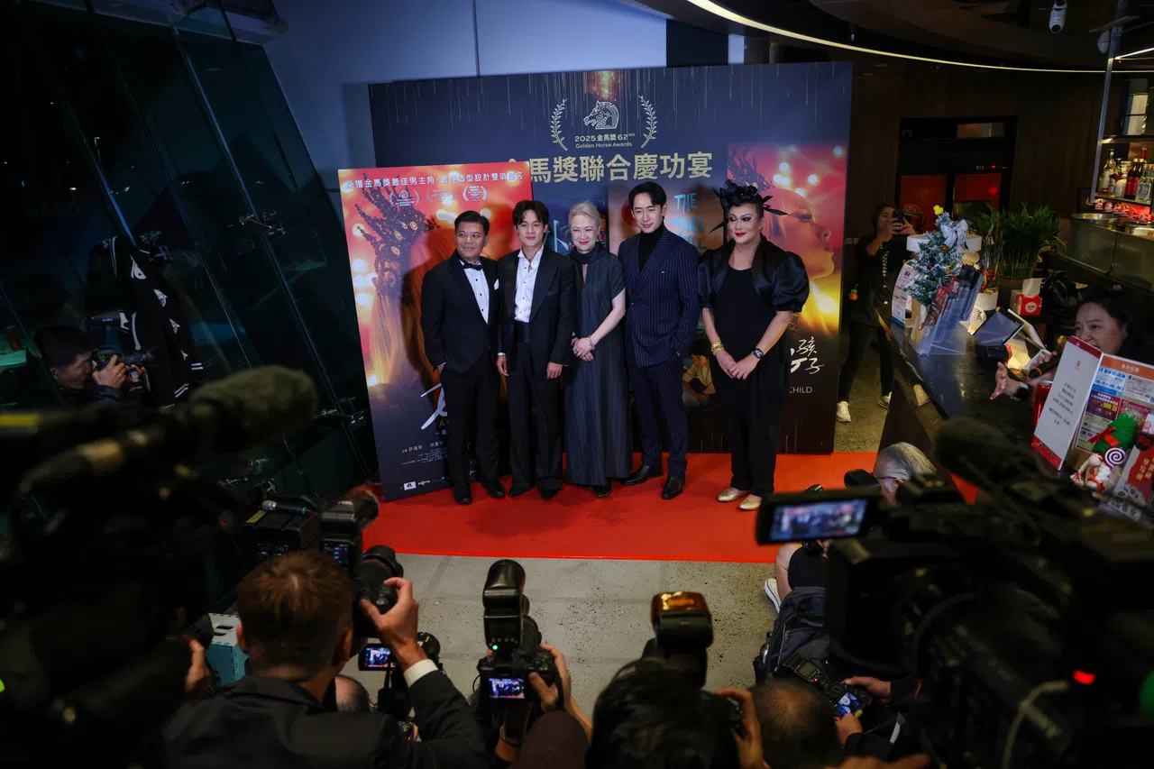 《好孩子》团队庆功宴上，被台湾媒体团团包围。（白艳琳摄）