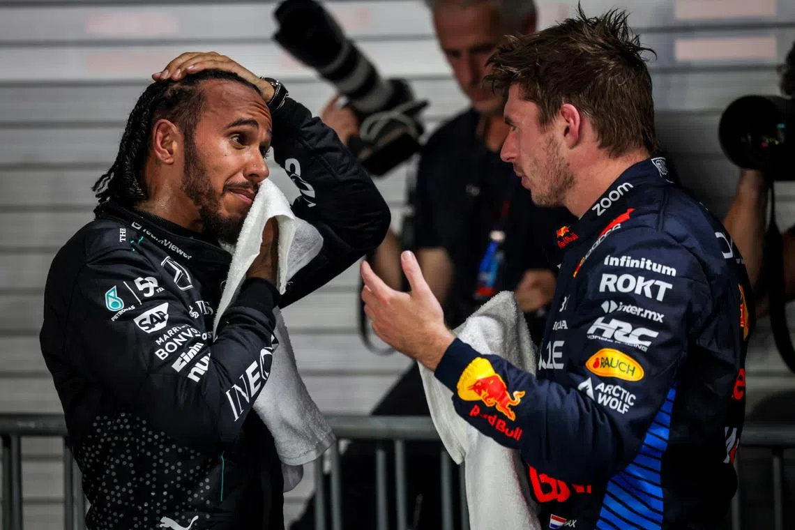 费斯塔彭（右）因爆粗被罚，但哈密尔顿（左）希望他不履行这个“有点搞笑”的惩罚。（叶振忠摄）