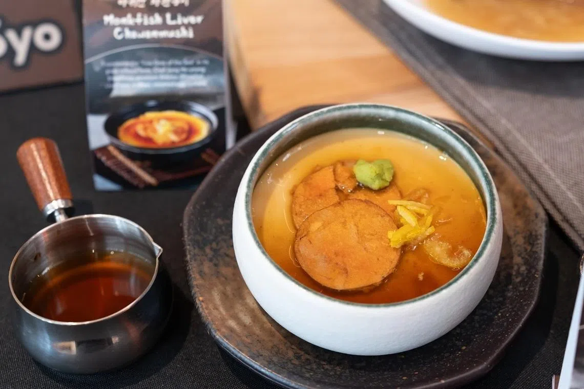 韩国厨师郑镐泳参加第二季《黑白》美食节目时，所呈现的安康鱼肝茶碗蒸。（餐馆提供）