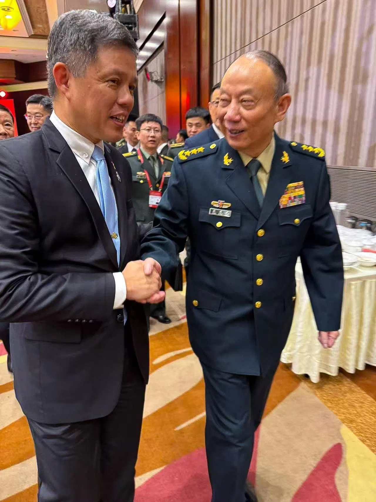 国防部长陈振声星期二（15日）在香山论坛开幕晚宴上，与中共中央军委副主席张升民见面。（取自陈振声脸书）