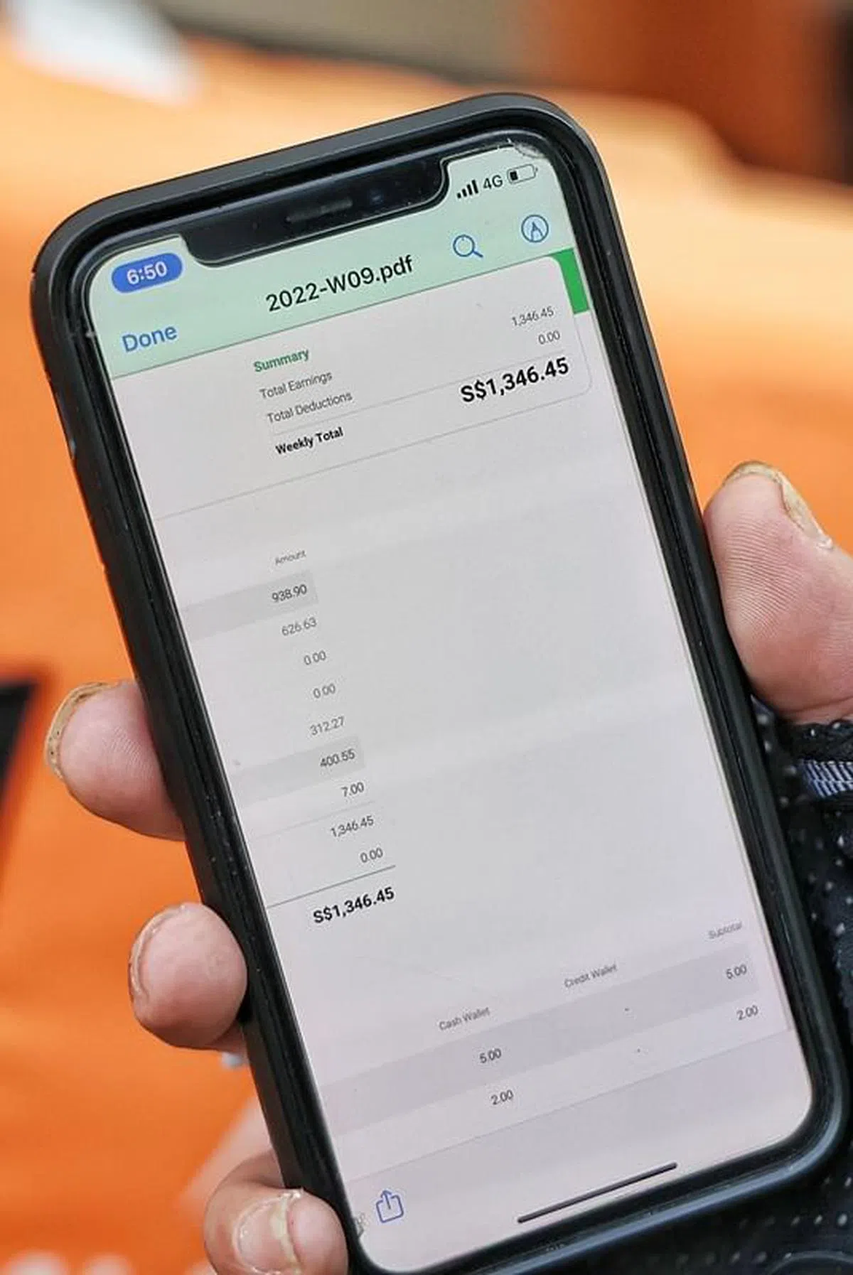 受访送餐员出示上个月其中一周赚入1300元，属于不错的业绩。（徐颖荃摄）