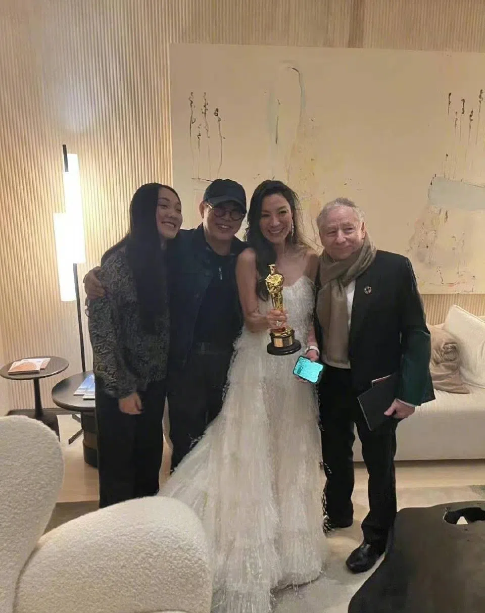 早前李连杰现身杨紫琼夺奥斯卡影后的庆功派对，精神看起来不错。（互联网）