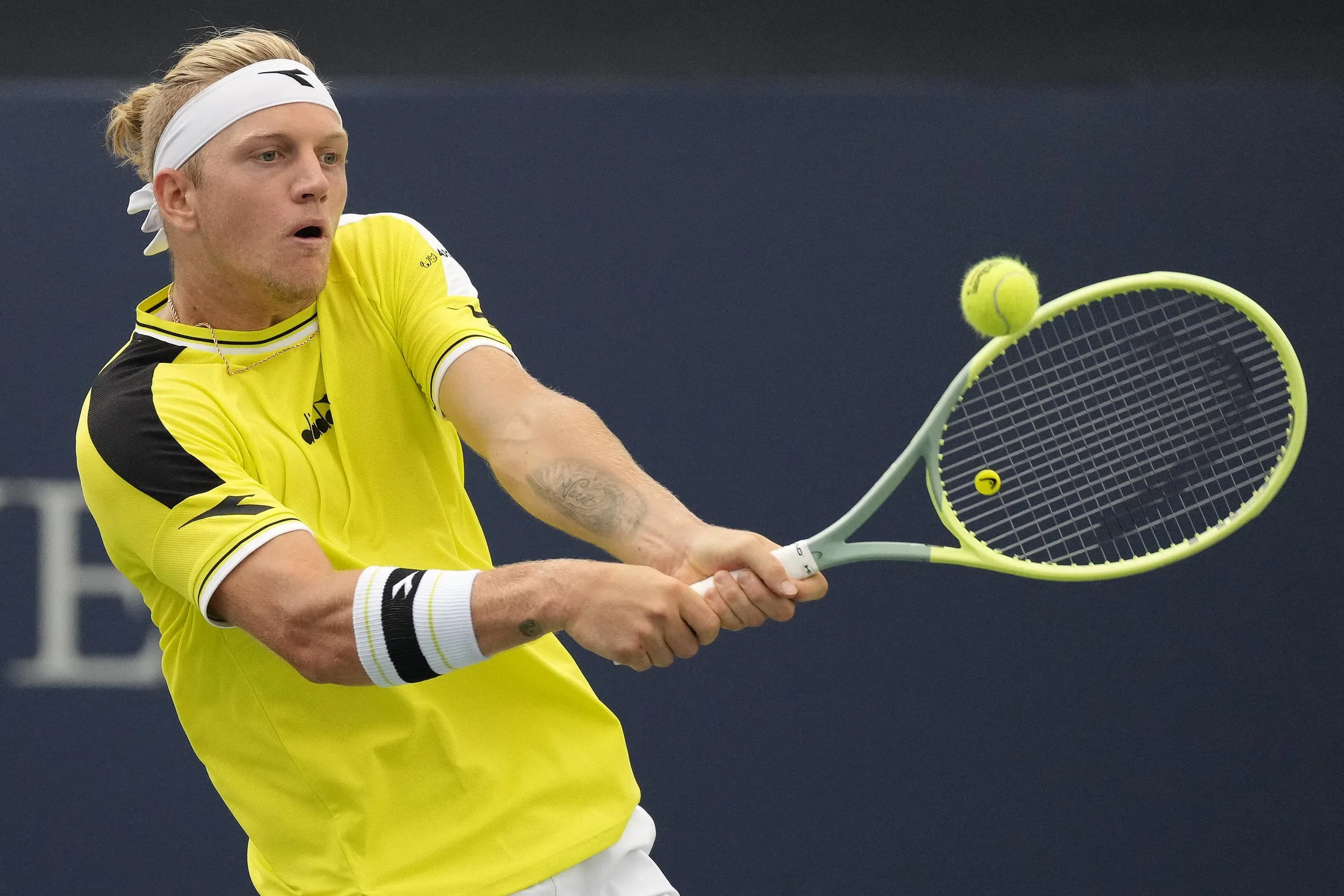 24岁西班牙好手福基纳与挪威名将鲁德苦战三小时晋级。图为福基纳在比赛中回球。（路透社）