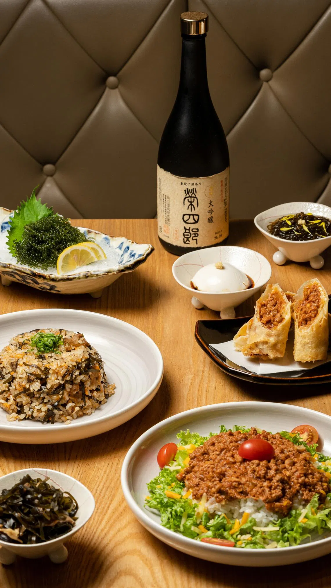自助餐也有一些冲绳特别料理，如海带炒饭和芋头牛肉饭。（餐馆提供）