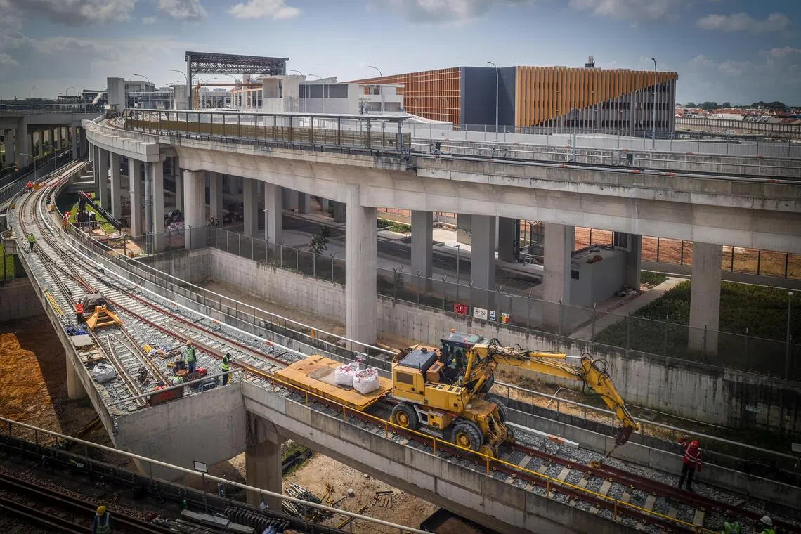 陆交局已在星期六清晨开始，拆除原本连接樟宜车厂的发车轨道。（吴先邦摄）