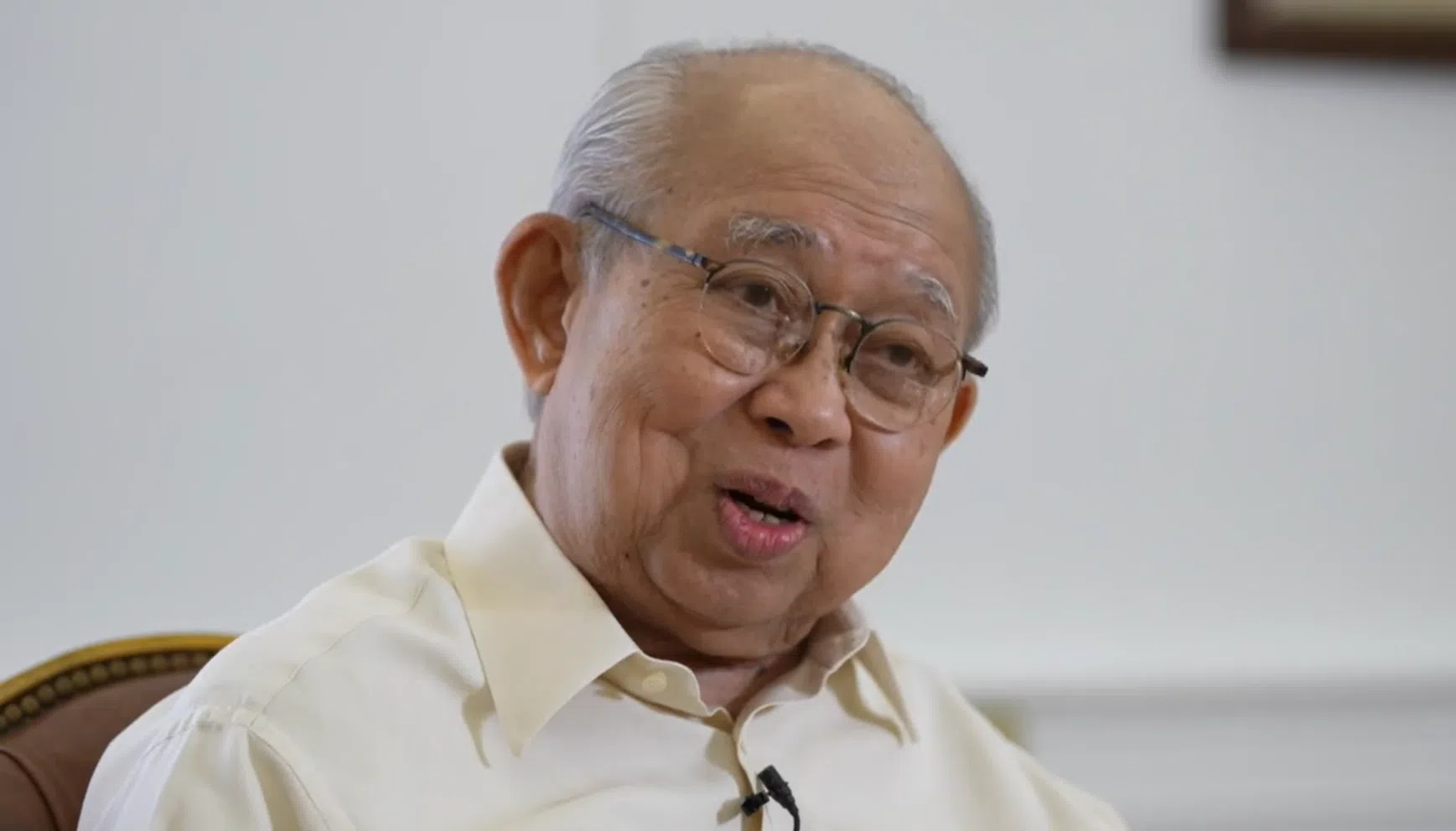 巫统元老东姑拉沙里接受《联合早报》专访时说，巫统要有新的领导和方向才能吸引年轻选民。（视频截图）