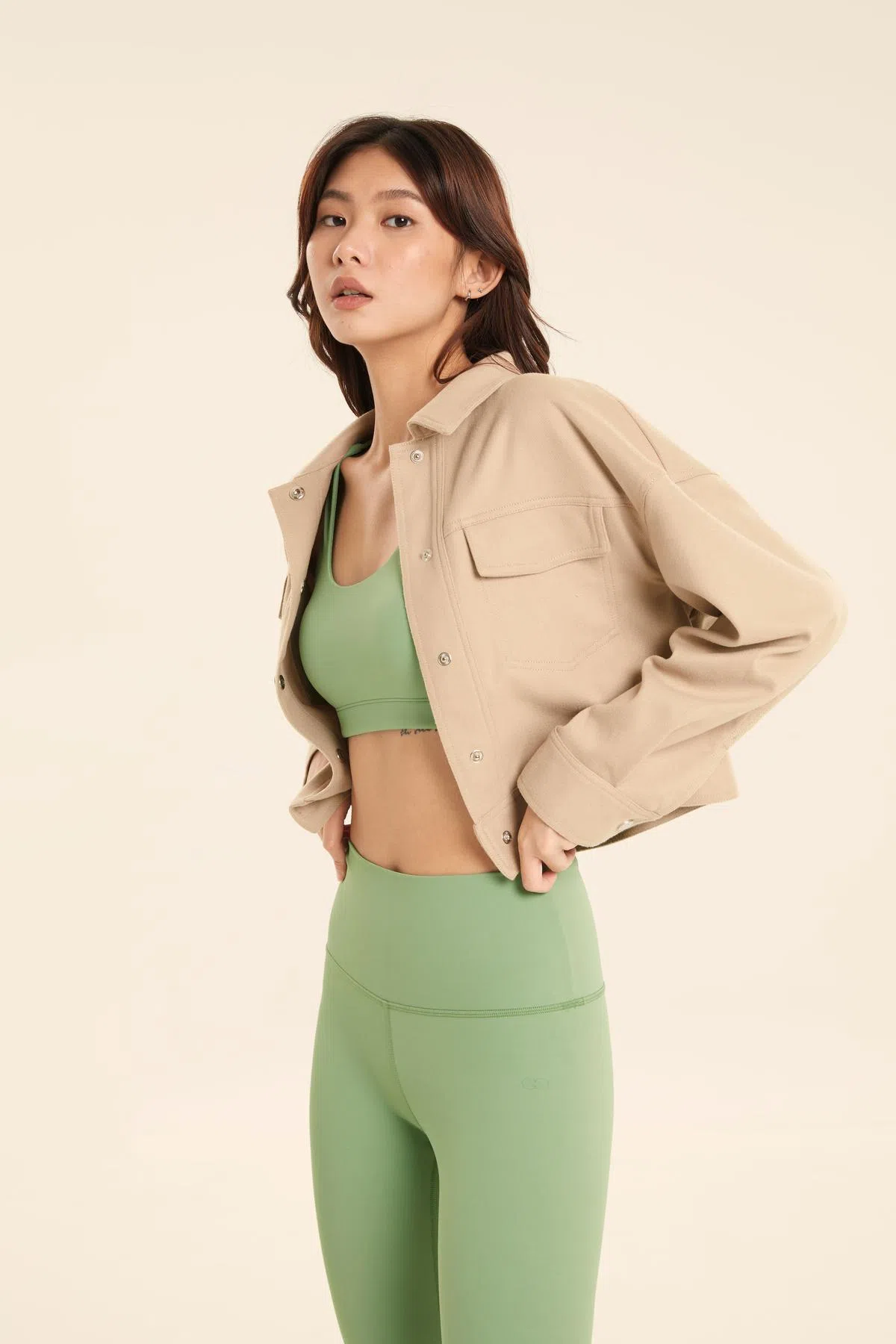 如果选穿cheak品牌的绿色运动服，不妨配浅色的外套。（品牌提供）