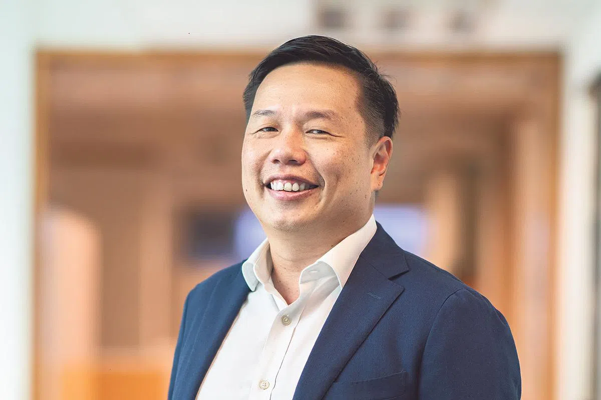 新加坡管理学院首席学习官杨万福博士解释，公司需要从“将学习作为信息共享”，跨越到“将学习作为信息处理”，才能够促进价值创造，取得有影响力的成果。（图/新加坡管理学院提供）