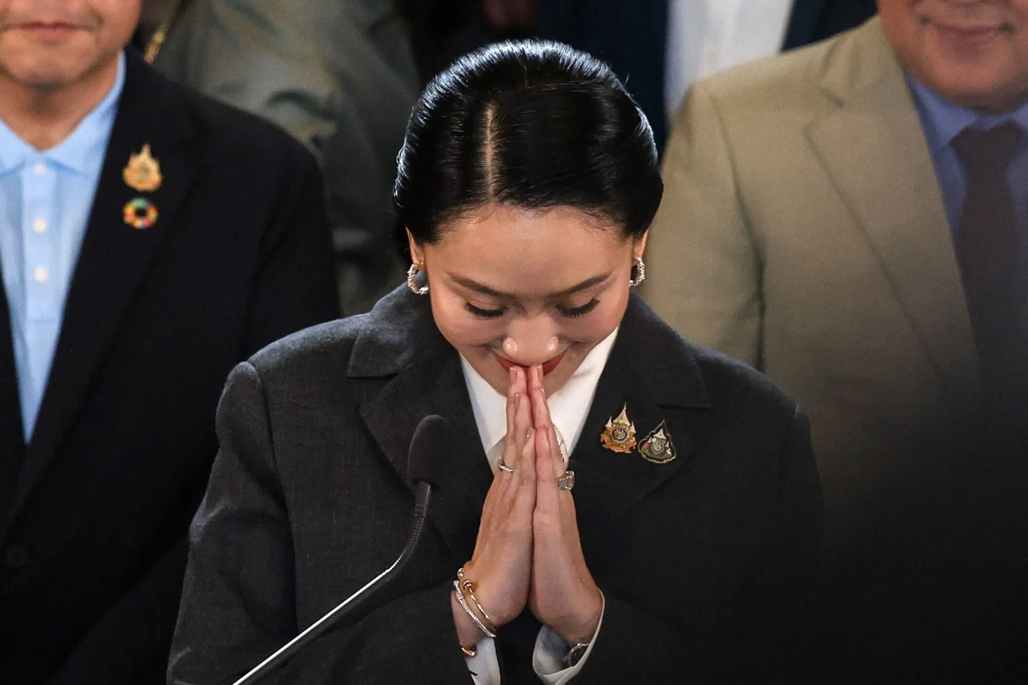 2025年8月29日，泰国前首相佩通坦被宪法法院罢免后，对媒体发表讲话。宪法法院以道德违规为由罢免佩通坦，令泰国陷入更深的政治危机。（彭博社）