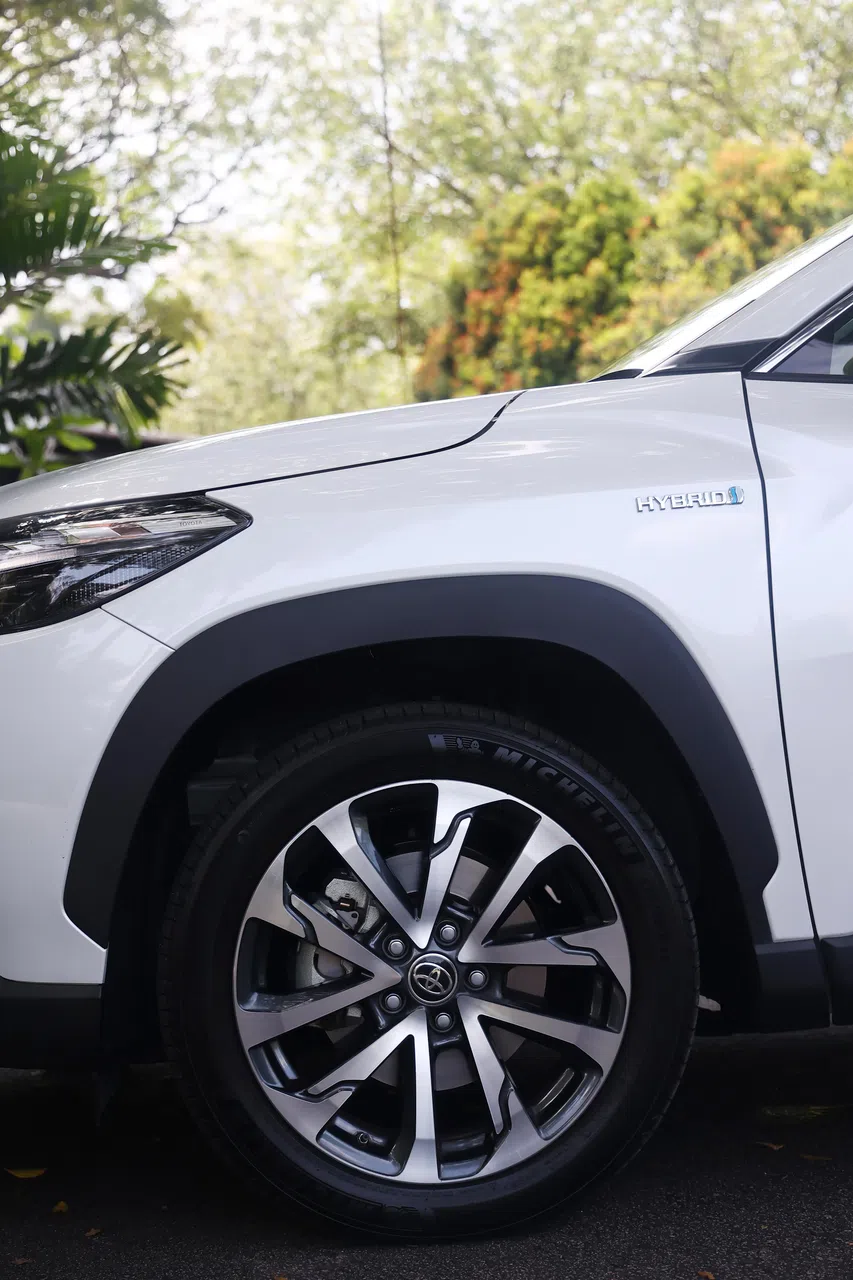 新车配备18英寸大轮毂，搭配黑色防护轮拱，流露出些许越野味。（陈渊庄摄）