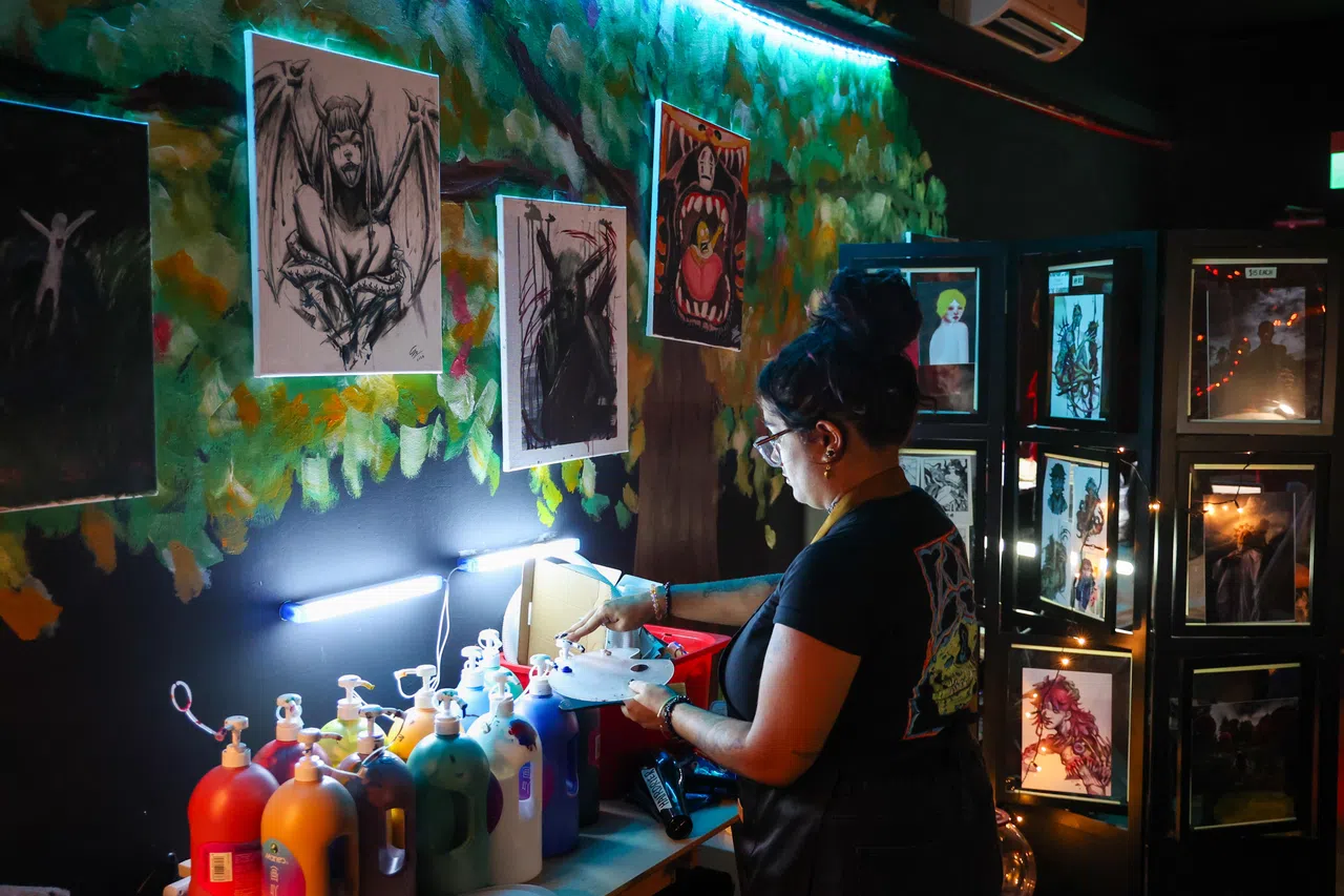 画室一角有画笔、颜料可自行取用。（林明顺摄）