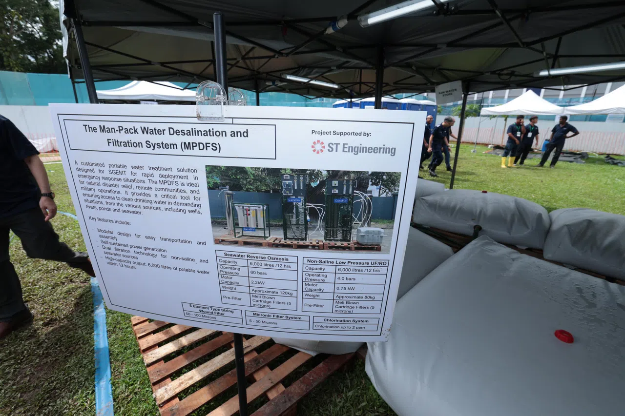 新加坡应急医疗团队借助新科工程的专业知识和技术，安装滤水系统。（梁麒麟摄）