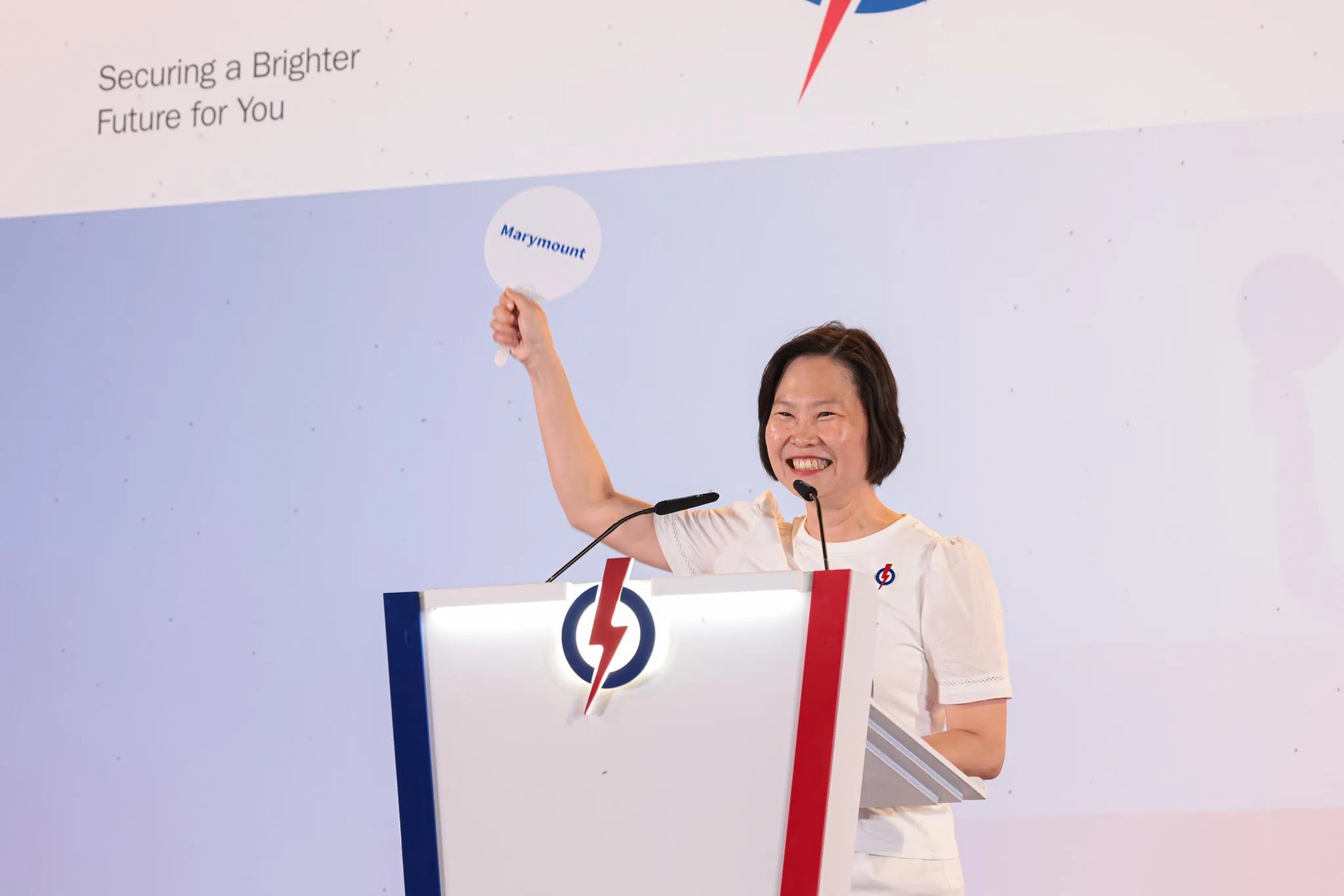 颜晓芳胜选后上台致辞时，感谢玛丽蒙居民的支持和信任，并承诺会打造一个更好的居住环境。（李冠卫摄）