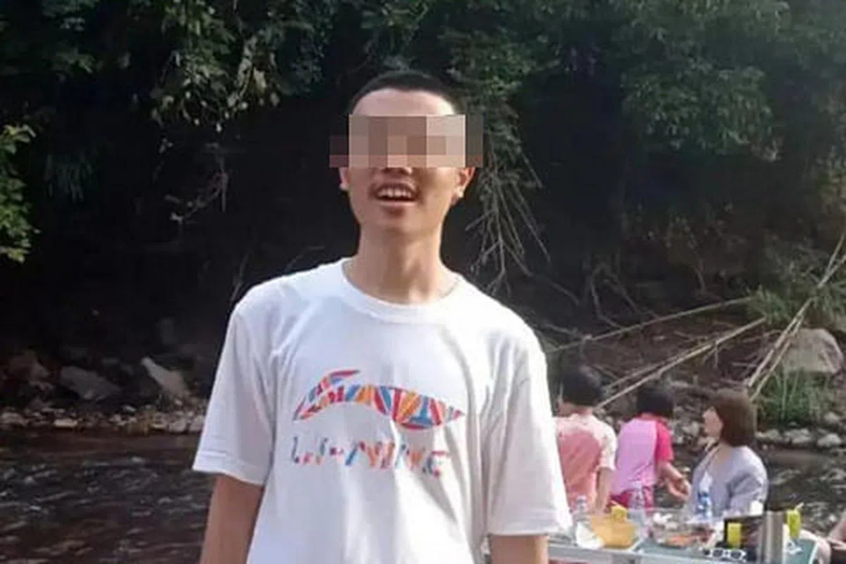 胡鑫宇在校离奇失踪过百天后，遗体以缢吊状态在学校附近被找到。（互联网）