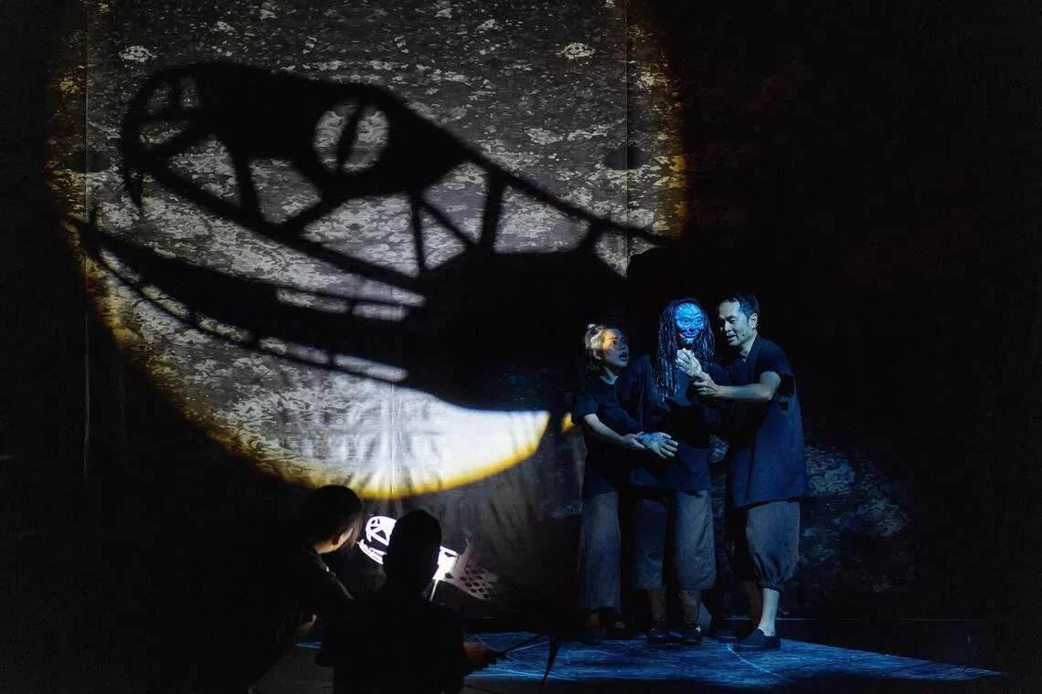 《谈谈：香蕉与红龟粿》蕴含丰富偶剧元素，剧中运用皮影戏使蛇现形。（Crispian Chan摄／十指帮提供）