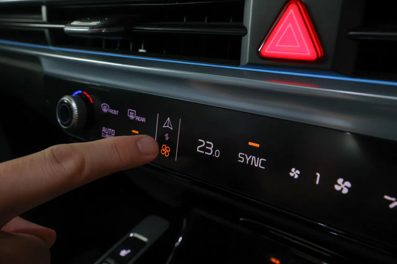 冷气出口下方有一条长方形触控面板，可在操控信息及调节冷气之间切换。（唐家鸿摄）