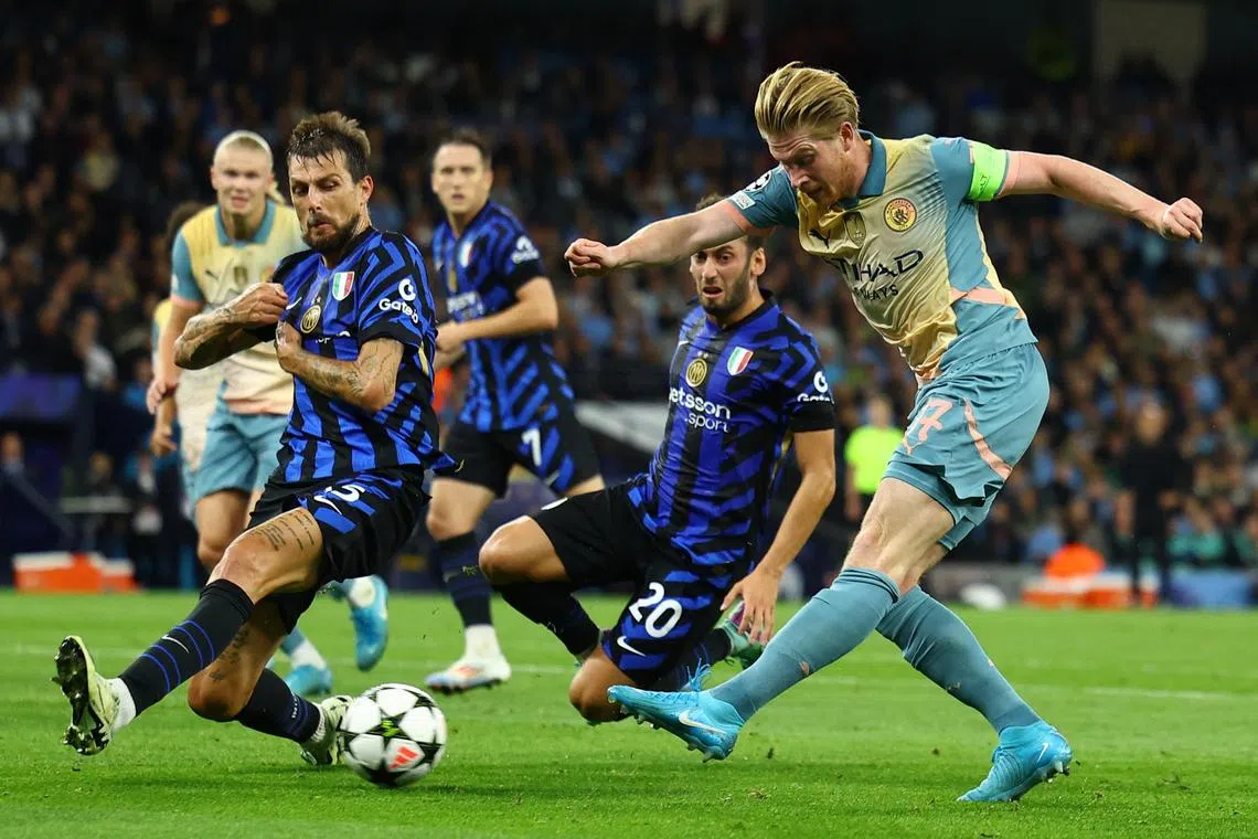 曼市“创意总监”德布吕纳（右）在欧冠赛中受伤，本仗多半获得轮休。（路透社）