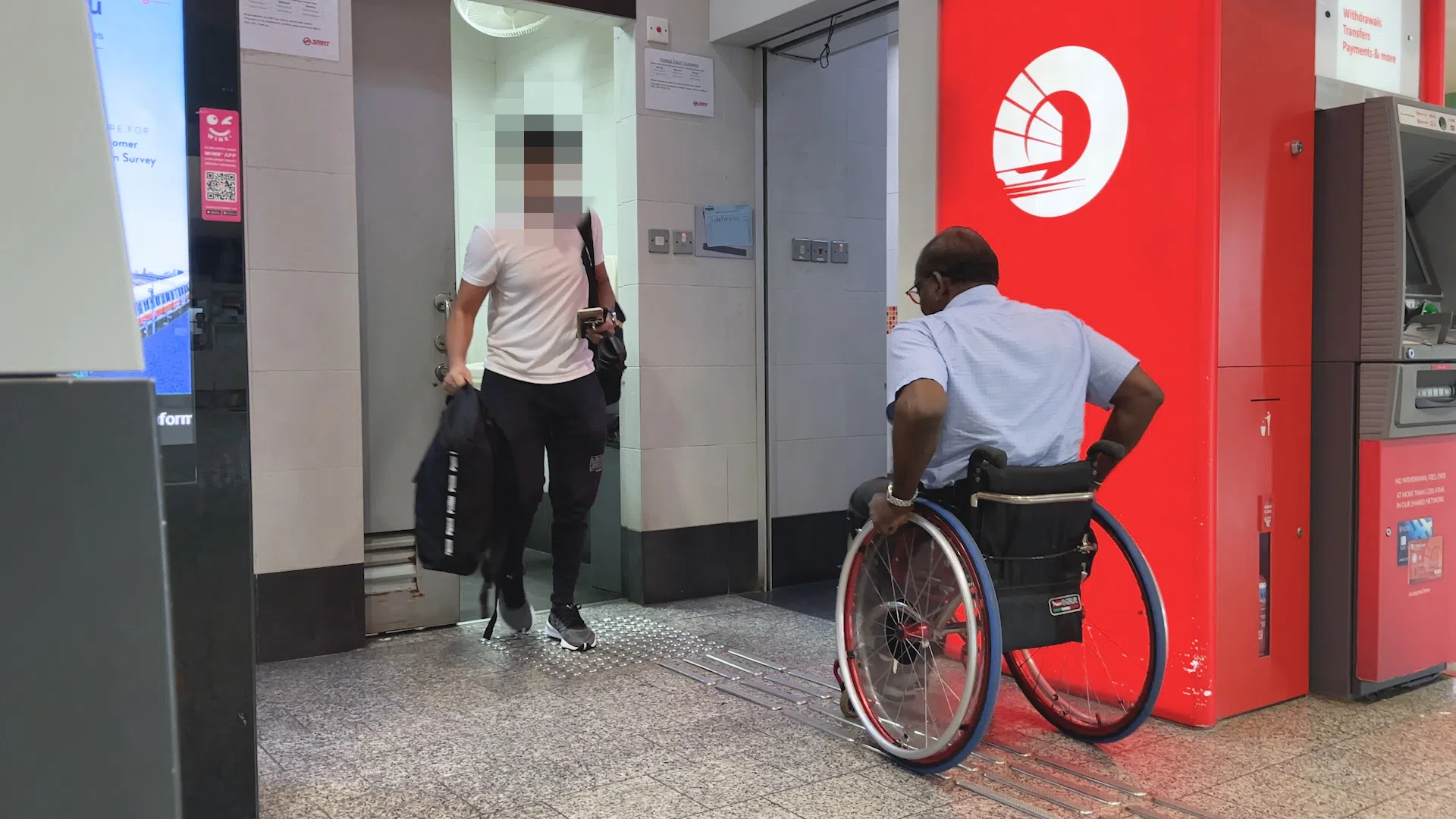 萨米在景万岸地铁站等了大约八分钟才用上地铁站的无障碍厕所。（叶佩蓉摄）