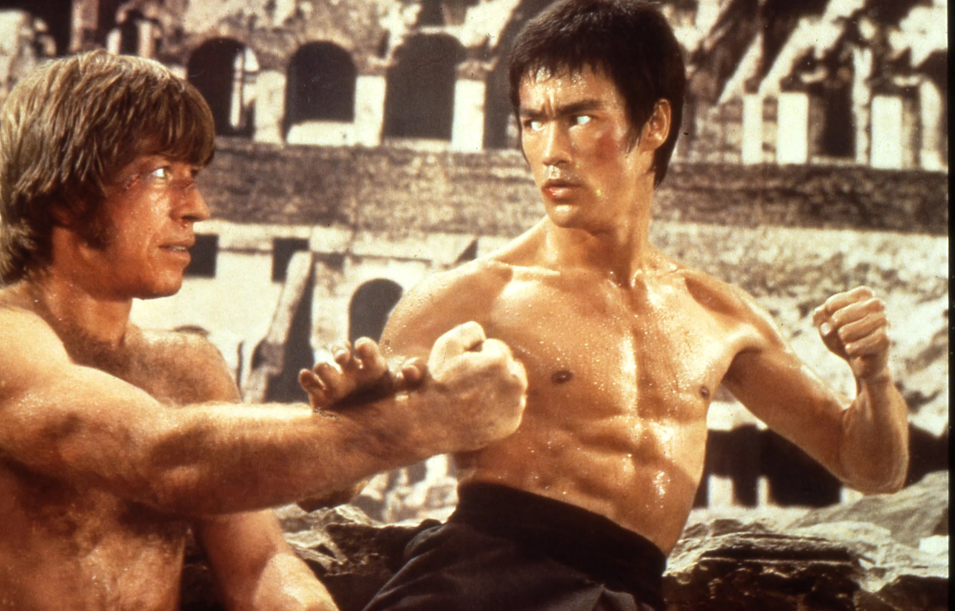 Chuck Norris（左）和李小龙在罗马竞技场的决斗堪称武打戏经典场面。（邵氏机构提供）