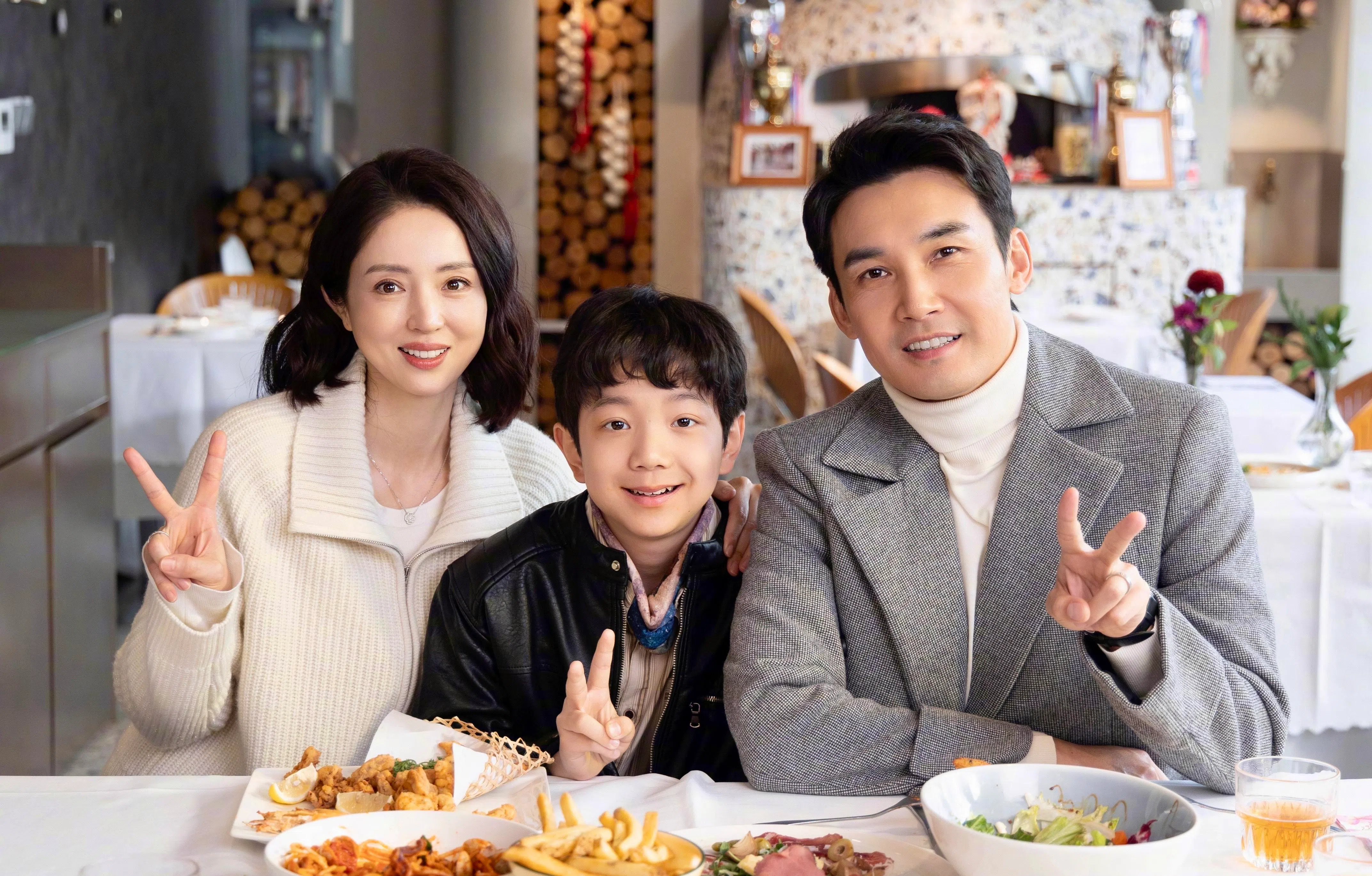 《不期而遇的生活》故事聚焦两个家庭，一个是育有10岁儿子的中产夫妇李匆匆（董璇饰，左）和肖克明（张铎饰，左）。（取自剧集微博）