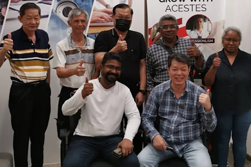 Acestes保安员在接受培训课程后合影。前排为业务经理哈勒斯（Haresh，左）及业务副经理梁文才。（图/受访者提供）