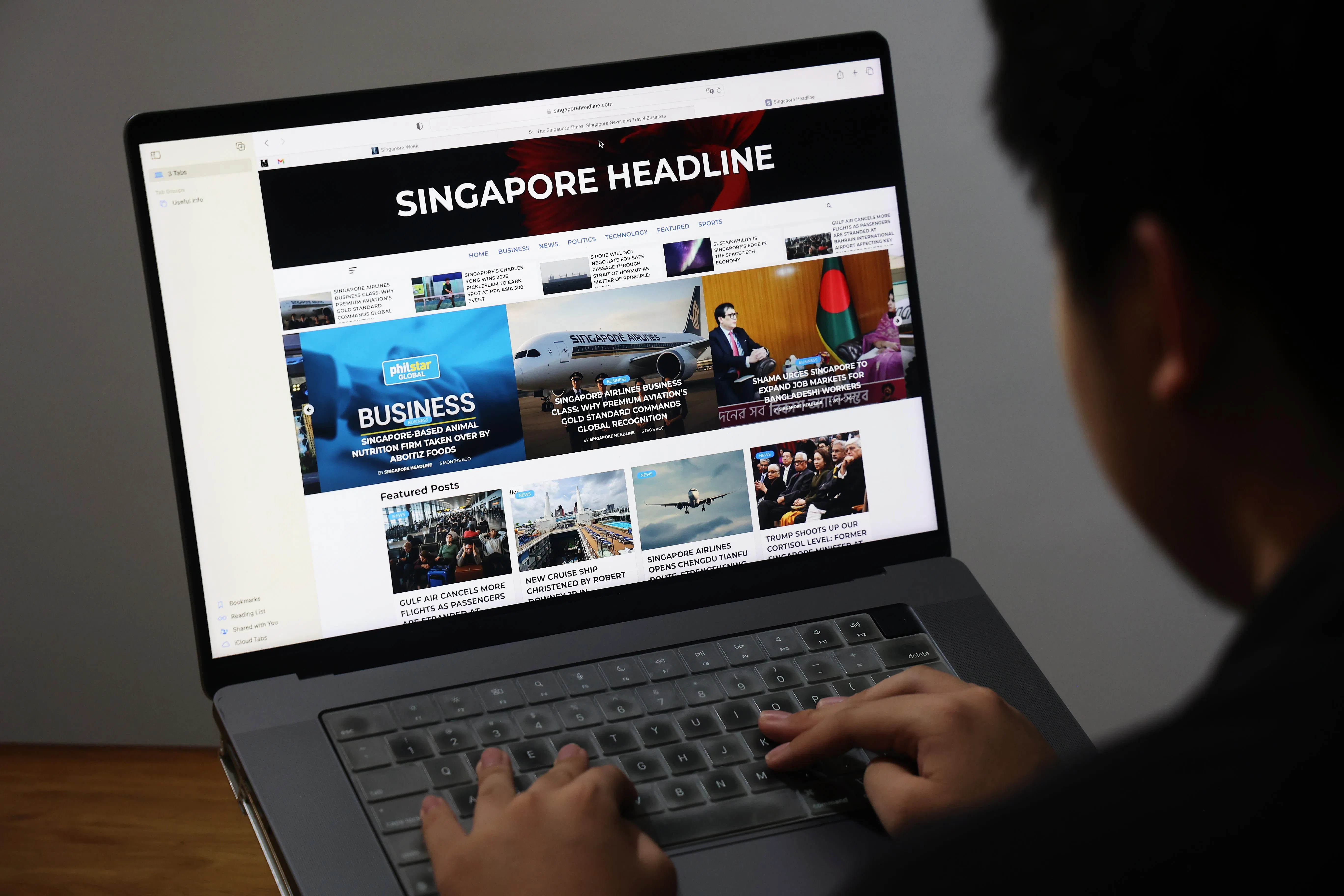 其中一个被屏蔽的网站是singaporeheadline.com，直接译为“新加坡头条”。这些网站内容以英文为主，本地用户已无法访问这些网站。（蔡家增摄）