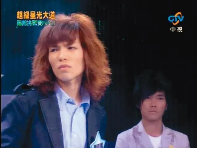 Summer在《星光》上看到萧敬腾，主动找化妆师问：“你是不是有那个‘金毛怪’的电话？请帮我转告说我想见他”，促成两人第一次见面。（互联网）