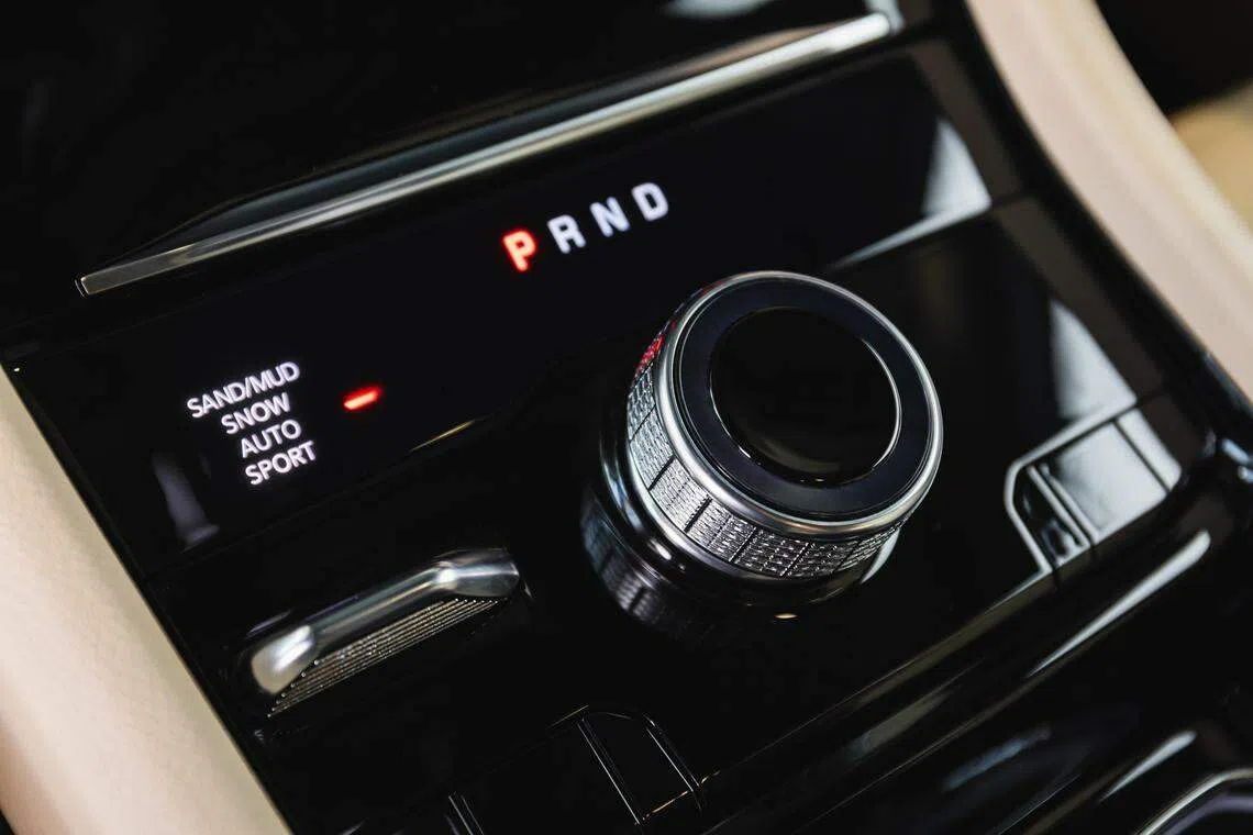 排挡由圆钮取代传统的排挡杆，也搭配拨片换挡。（车商提供）