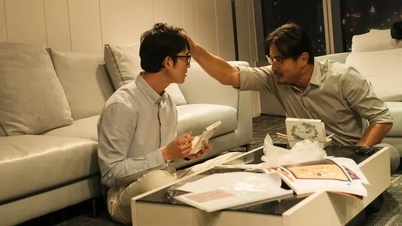 吴慷仁（左）在剧中默默守护着李铭顺。（互联网）